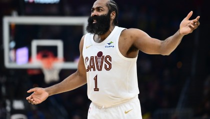 哈登：我们的进攻能和任何球队匹敌 但能否赢球还是得看防守