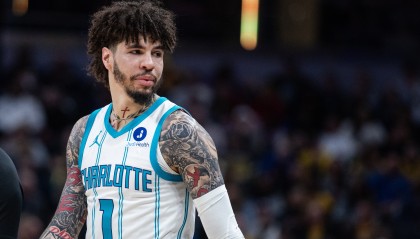 有点浪！三球各种外线高难度干拔 半场三分7中2拿9分6板4助