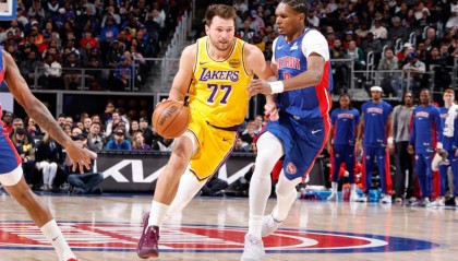 英超官网入口-东契奇空砍32+7+6 湖人惜败活塞9连胜遭终结