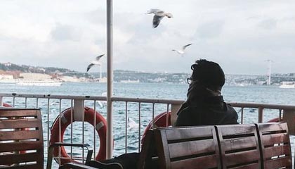 亚冠联赛球童带上新设备 防疫细化至比赛用球